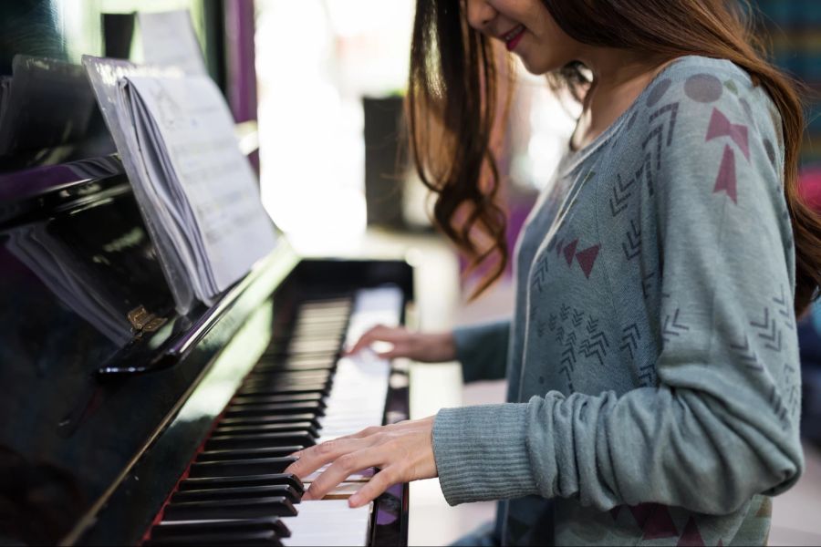 Mädchen spielt Klavier