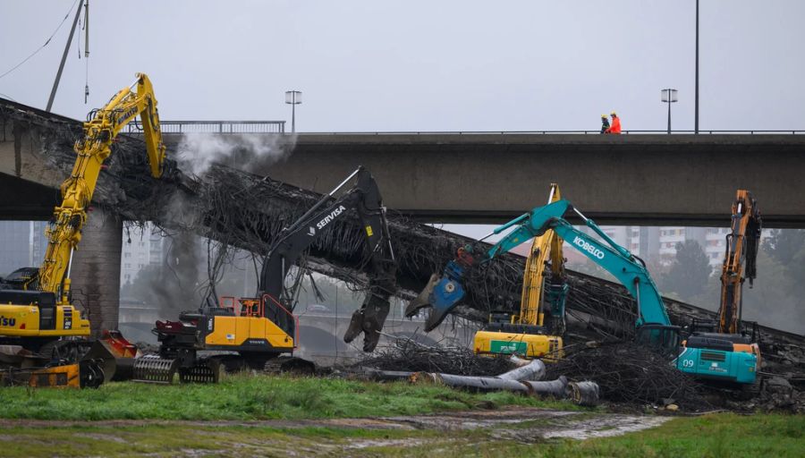 Die Bagger «knuspern» an der Brücke.