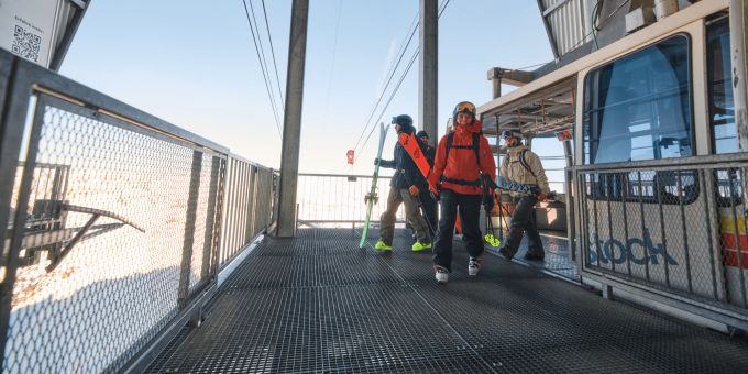 Aufgrund des warmen Wetters konnte die Andermatt-Sedrun Sport AG noch nicht mit der Präparierung der Pisten am Gemsstock beginnen, so dass der Saisonstart vom 16. auf den 24. November 2024 verschoben wird. Andermatt