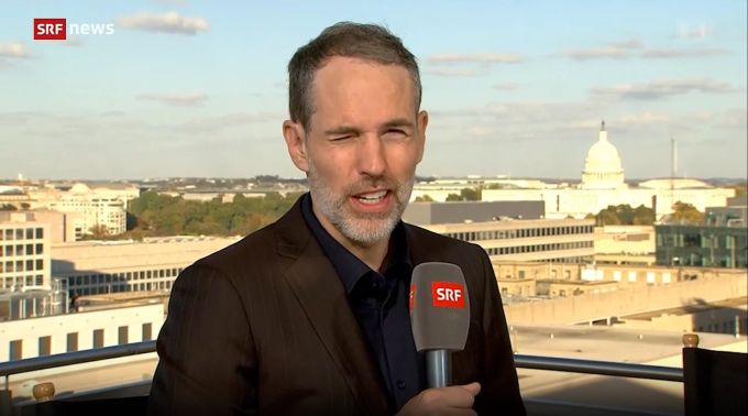 SRF: «10vor10»-Moderator Arthur Honegger wird beim Blick in die Kamera stark geblendet. SRF