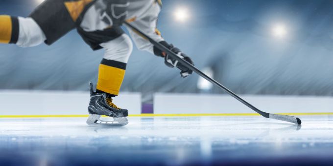 Höchstgeschwindigkeiten von bis zu 50 Stundenkilometern haben Eishockeyspieler schon erreicht. (Symbolbild) Eishockey Eis Schläger Spieler