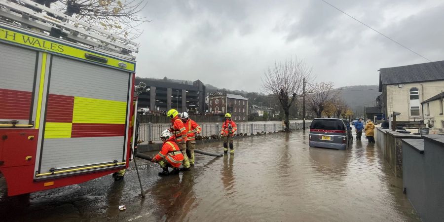 Mancherorts standen ganze Strassenzüge unter Wasser, Hunderte Häuser wurden beschädigt.