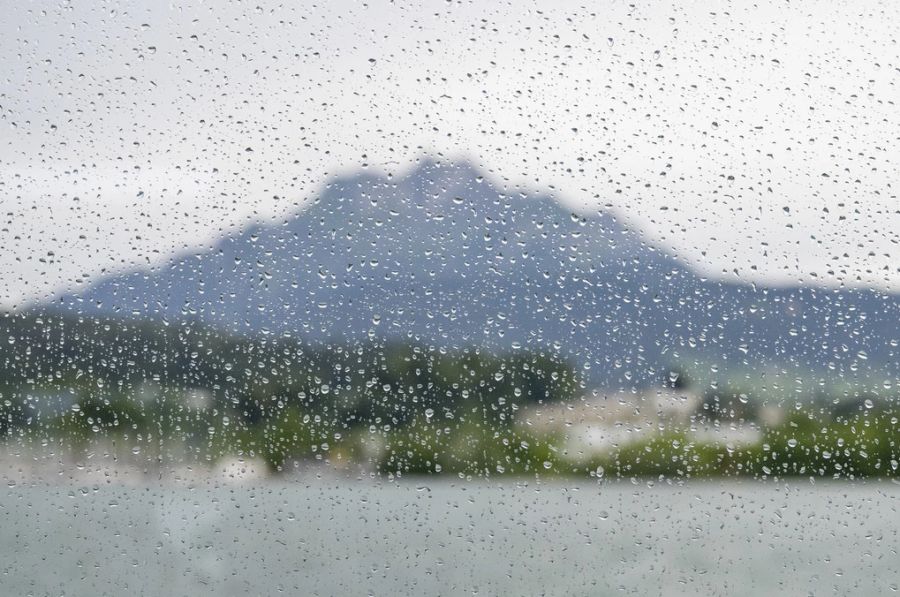 Am Sonntagabend können mancherorts jedoch Gewitter aufziehen. Im Bild: Der Pilatus vom Vierwaldstättersee aus.