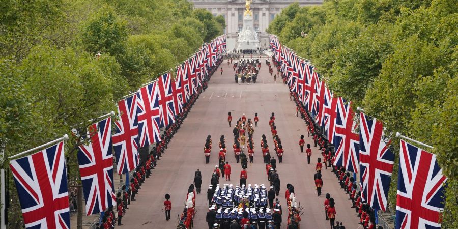 Der Trauerzug mit dem Sarg der gestorbenen britischen Königin Elizabeth II. führte über die Prachtstrasse The Mall.