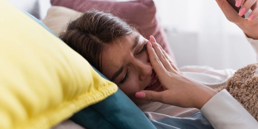 Mädchen weint im Bett