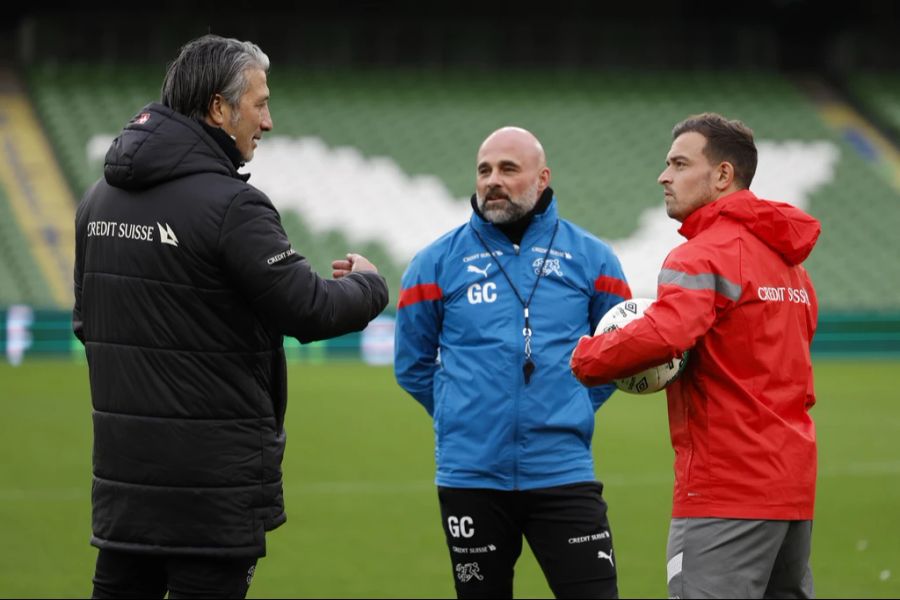 Xherdan Shaqiri im Gespräch mit Murat Yakin und Giorgio Contini.