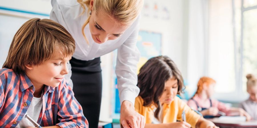 Lehrerin und zwei Schüler