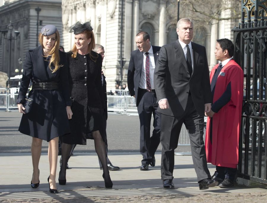 Ganz in Familie: Sarah Ferguson mit ihrem Ex-Mann Prinz Andrew und der gemeinsamen Tochter Beatrice bei der Beerdigung von Sir David Frost 2014.