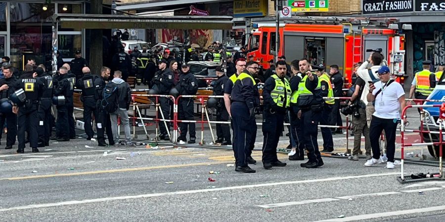 Die Polizei hatte am Sonntag die Reeperbahn abgesperrt. André G. hatte einen Hammer und einem Molotow-Cocktail dabei.