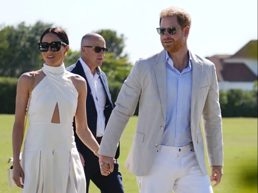 Meghan Markle zeigte sich bei einem Polo-Match in einem ähnlichen Outfit.