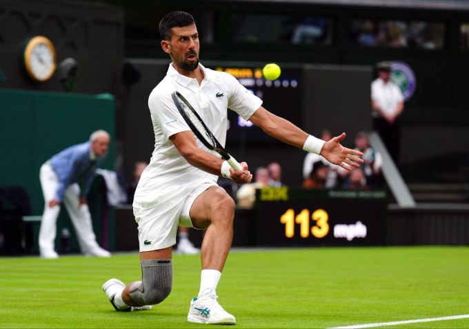 Nicht einmal einen Monat nach seiner Knie-Operation hat Novak Djokovic in Wimbledon seine Erstrundenpartie gewonnen. Wimbledon Novak Djokovic