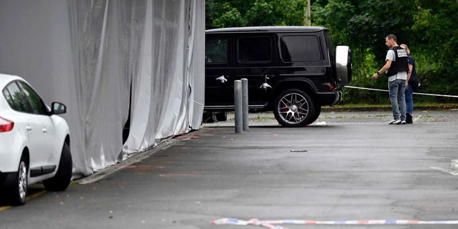 Bei einer Hochzeit nahe der Grenze zu Deutschland und Luxemburg hatten bewaffnete Angreifer die Feier gestürmt und das Feuer eröffnet.