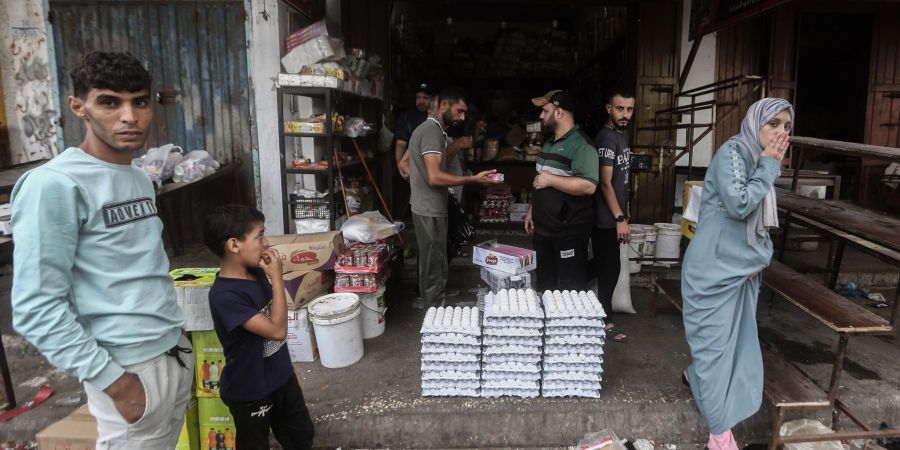 Menschen kaufen auf einem Markt im Gazastreifen Lebensmittel ein. Nach acht Monaten Krieg liegt die Arbeitslosigkeit im Gazastreifen nach einer neuen Analyse bei 79,1 Prozent.