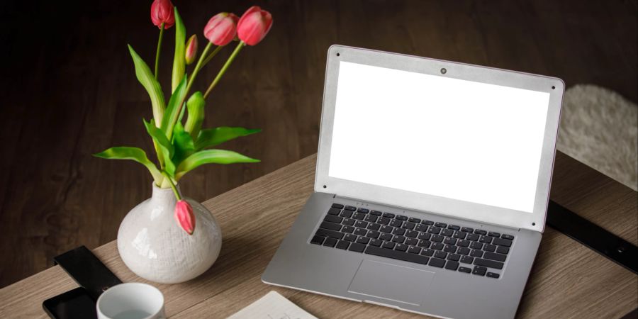 Arbeitsplatz mit Vase mit Tulpen