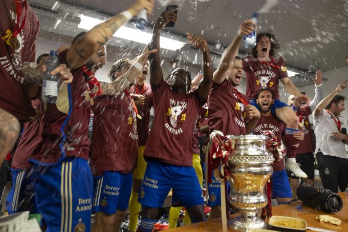 Die Spieler von Servette lassen es in der Kabine krachen. Servette