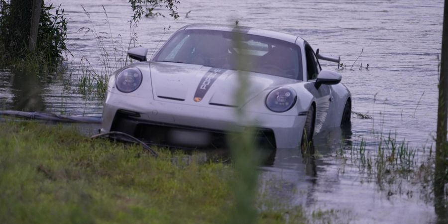 Ein 23-Jähriger kam mit seinem Porsche in Schlieren ZH von der Strasse ab und landete in der Limmat.