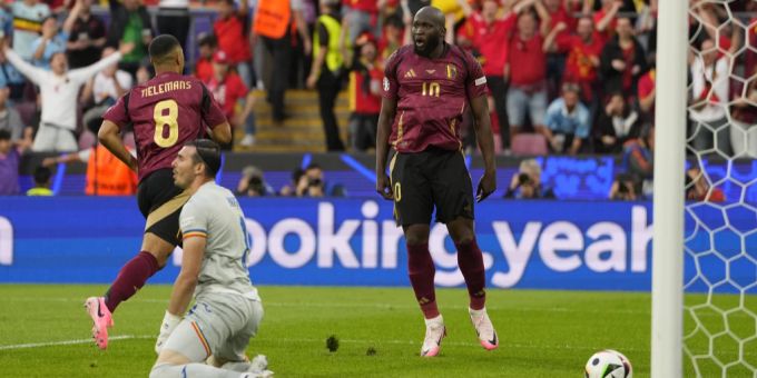 Vorlagengeber Lukaku und Torschütze Tielemans jubeln gegen Rumänien. EM 2024