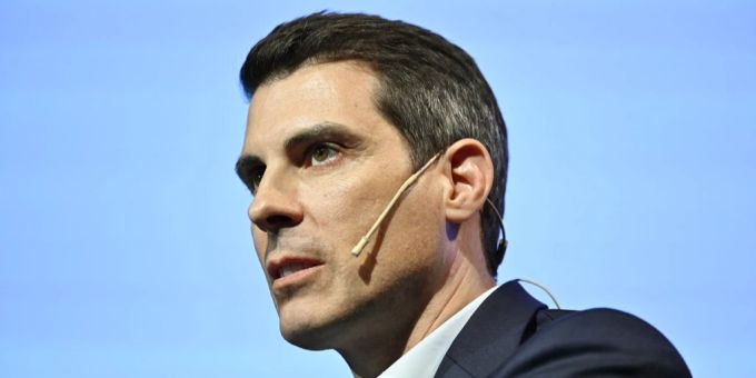 Parteipräsident Thierry Burkart wurde an der FDP-Delegiertenversammlung im Amt bestätigt. Thierry Burkart FDP Delegiertenversammlung