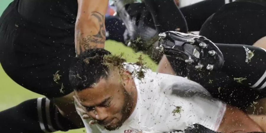 Englands Manu Tuilagi sichert sich das Rugby-Ei. Foto: Eugene Hoshiko/AP/dpa