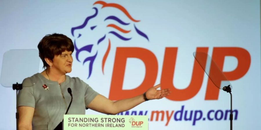 DUP-Chefin Foster beim Parteitag in Belfast
