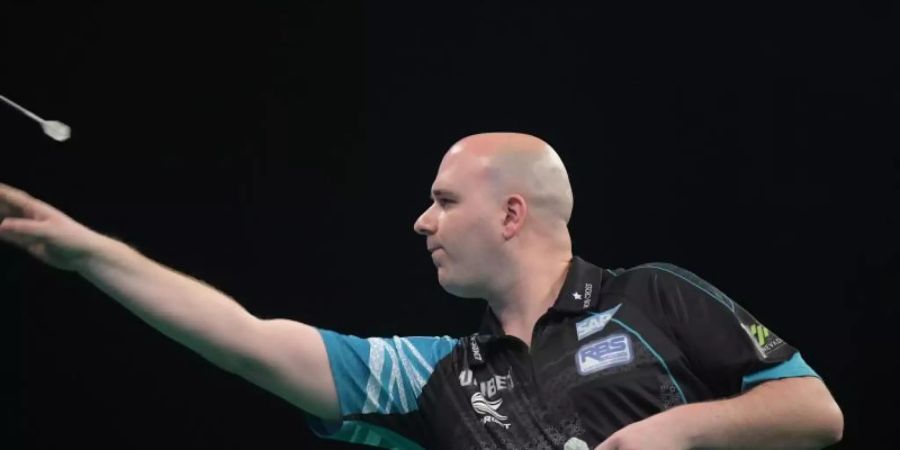 Rob Cross steht durch seinen Sieg gegen Ricky Evans im EM-Halbfinale. Foto: Jörg Carstensen/dpa