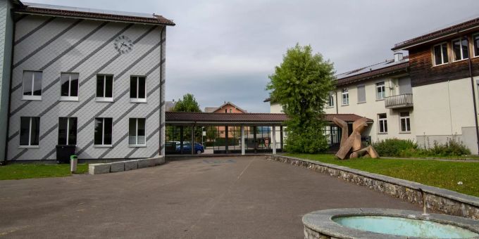 Das Oberstufenzentrum in Belp. Das Oberstufenzentrum in Belp.