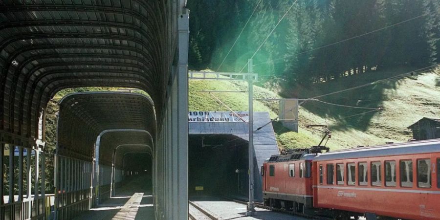 Der Vereinatunnel, der das Prättigau mit dem Unterengadin verbindet, ist auch 20 Jahre nach der Eröffnung eine Erfolgsgeschichte. Das Bild zeigt das Nordportal Selfranga bei Klosters.