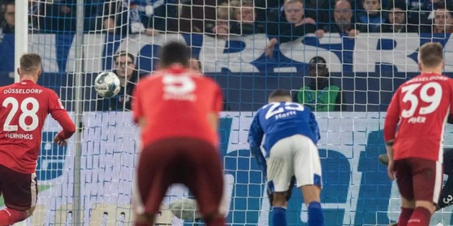 Rouwen Hennings (l) war der gefeierte Fortune beim 3:3 auf Schalke. Foto: Bernd Thissen/dpa