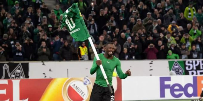 Gladbachs Marcus Thuram feiert mit einer Eckfahne den 2:1-Heimsieg über AS Rom. Foto: Federico Gambarini/dpa Gladbachs Marcus Thuram feiert mit einer Eckfahne den 2:1-Heimsieg über AS Rom. Foto: Federico Gambarini/dpa