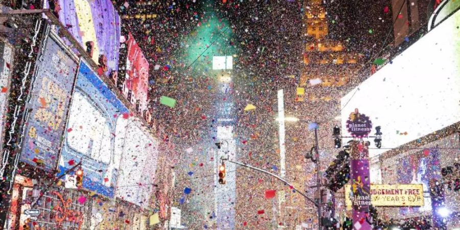 Der Konfettiregen um Mitternacht auf dem New Yorker Times Square. Foto: Ben Hider/Invision/AP/dpa