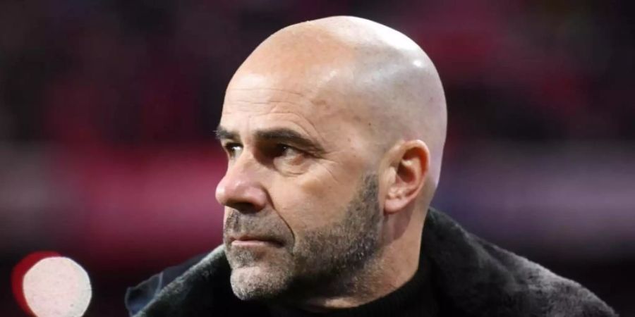 Reiste mit Bayer Leverkusen zunächst ohne Neuzugang ins Trainingslager: Trainer Peter Bosz. Foto: Tobias Hase/dpa
