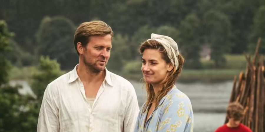 Tronds Vater (Tobias Santelmann) und Jons Mutter (Dabica Curcic) haben ein Verhältnis. Foto: -/4 1/2 Fiksjon As, Zentropa Entertainments5, Zentropa Sweden, Nordisk Film, Helgeland Film/dpa
