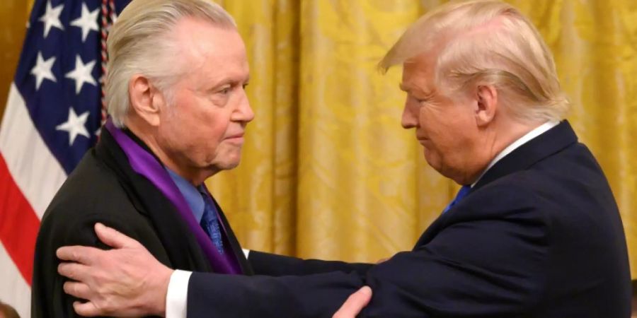 Voight (l.) und Trump bei der Verleihung