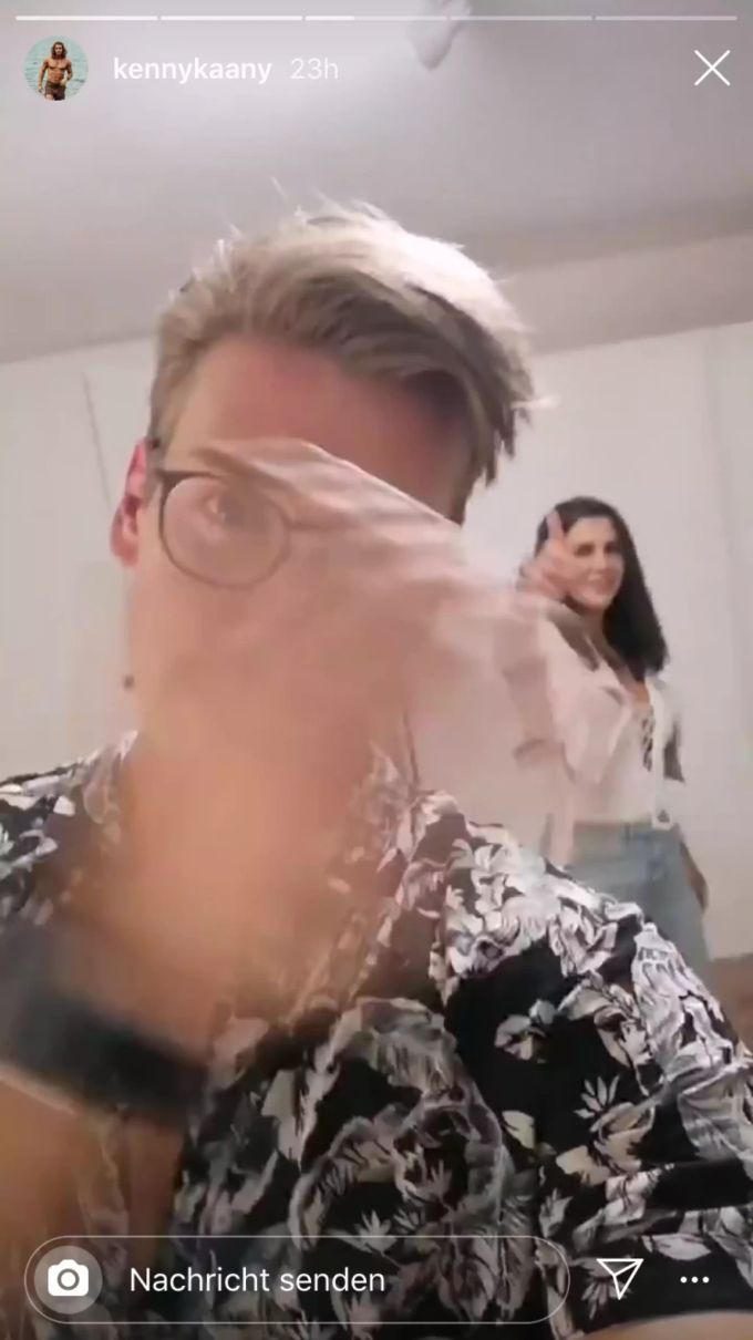 Daumen hoch: Andrina scheint Kennys neue Frisur zu gefallen. bachelorette 2019
