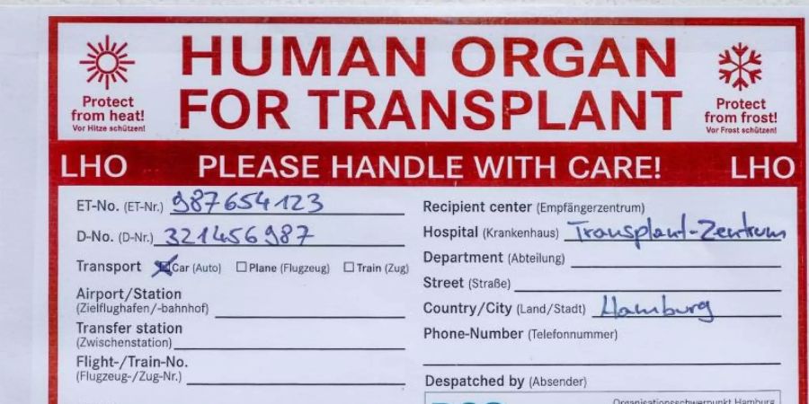 Ein Aufkleber mit der Aufschrift "Human Organ For Transplant" klebt auf einer Transportkühlbox für Spenderorgane. Foto: Markus Scholz