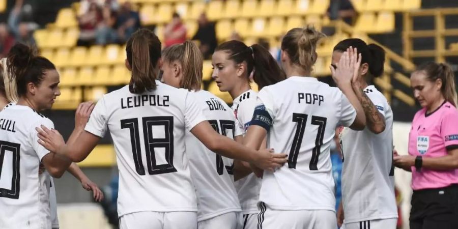 Die DFB-Frauen feiern ihren Kantersieg gegen Greichenland. Foto: Sakis Mitrolidis/dpa