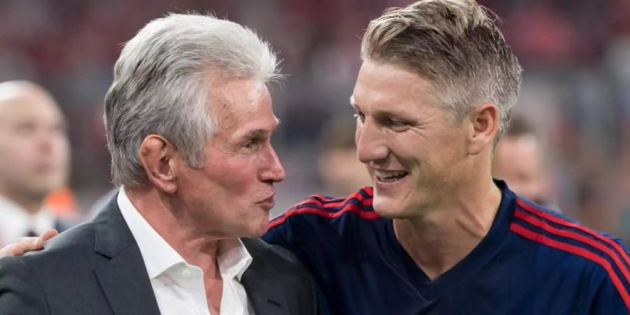 Holten mit dem FC Bayern das Triple: Jupp Heynckes (l) und Bastian Schweinsteiger. Foto: Sven Hoppe/dpa