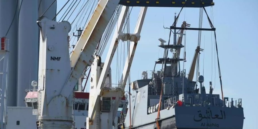 Ein Küstenschutzboot für Saudi-Arabien wird im Hafen Mukran in Mecklenburg-Vorpommern auf ein Transportschiff verladen. Foto: Stefan Sauer/zb/dpa