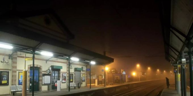Kein Bahnverkehr am Bahnhof Louveciennes in Paris. Streik Frankreich