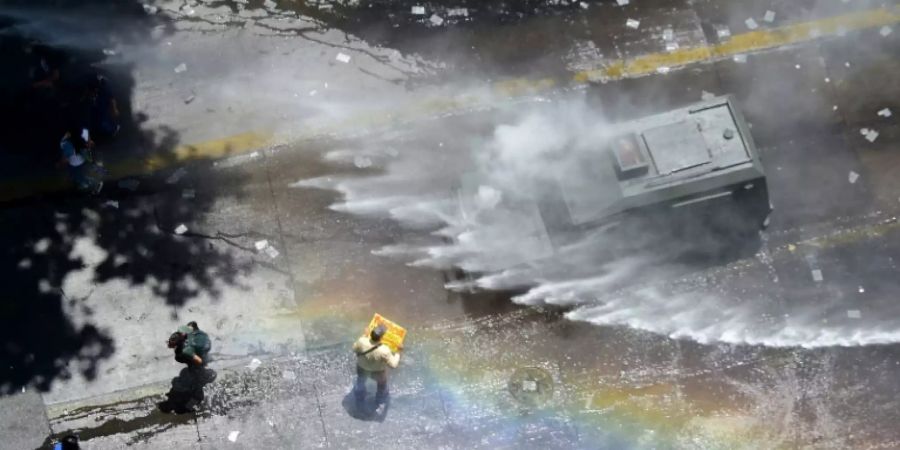 Wasserwerfer gegen Demonstranten in Santiago de Chile