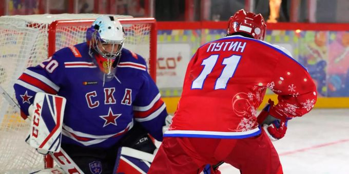 Wladimir Putin (r), Präsident von Russland, versucht während eines Spiels der Night Hockey League auf dem Roten Platz, gegen Alexej Dyumin, Torwart der Region Tula, ein Tor zu erzielen. wladimir putin