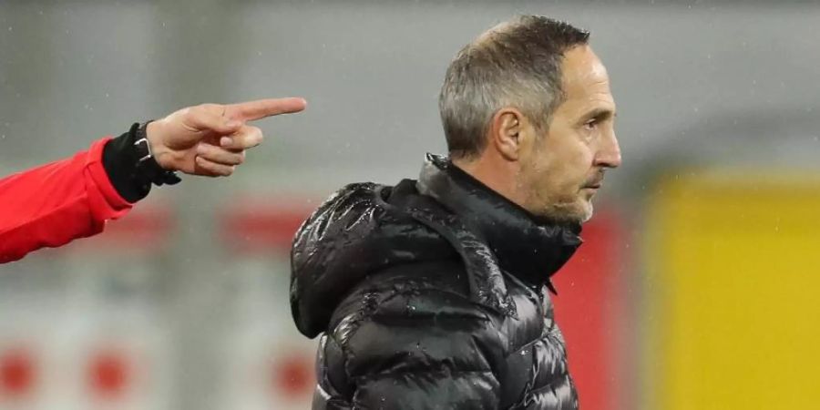 Eintracht-Trainer Adi Hütter war nach der Niederlage in Paderborn enttäuscht. Foto: Friso Gentsch/dpa