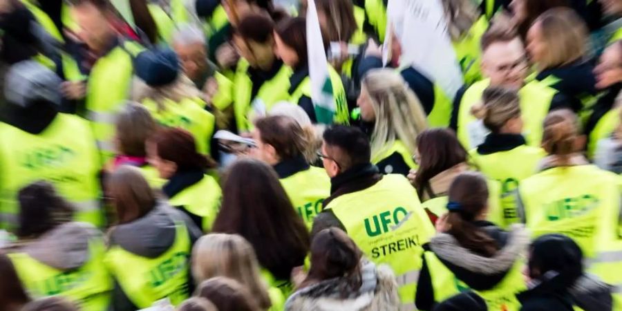Flugbegleiter der Unabhängigen Flugbegleiter Organisation UFO haben sich zu einer Streik-Kundgebung im Münchener Airport versammelt (Archiv). Foto: Matthias Balk/dpa