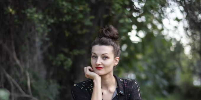 Simone Lappert ist mit ihrem zweiten Roman «Der Sprung» für den Schweizer Buchpreis nominiert. Dem Werk liegt die Frage nach Empathie mit dem Mitmenschen zugrunde; es beruht auf einer realen Begebenheit, die die Autorin nicht mehr losgelassen hat. Simone Lappert ist mit ihrem zweiten Roman «Der Sprung» für den Schweizer Buchpreis nominiert. Dem Werk liegt die Frage nach Empathie mit dem Mitmenschen zugrunde; es beruht auf einer realen Begebenheit, die die Autorin nicht mehr losgelassen hat.