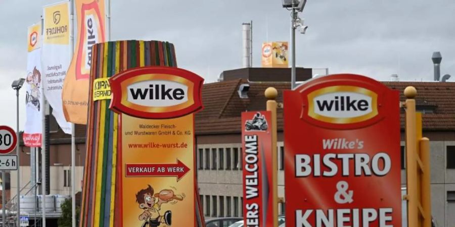 Hier ruht der Betrieb: Einfahrt zum Werksgelände des nordhessischen Wurstherstellers Wilke. Foto: Uwe Zucchi/dpa