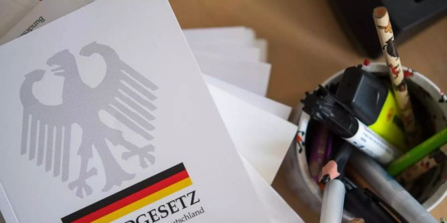 Das Verhältnis zwischen Kindern, Eltern und Staat ist in Artikel 6 des Grundgesetzes geregelt. Foto: Monika Skolimowska/zb/dpa
