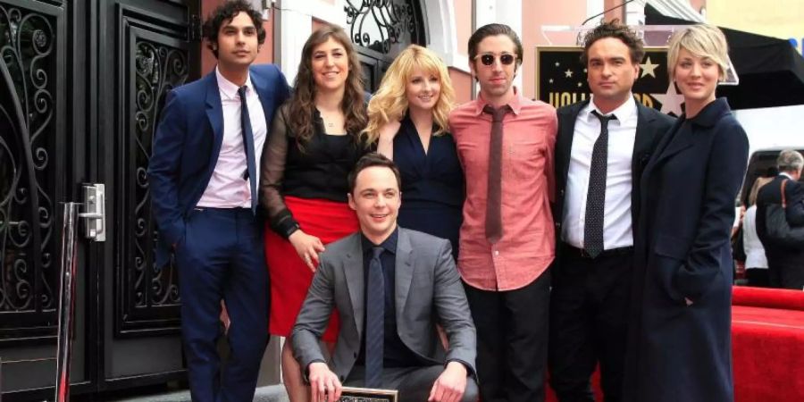 Jim Parsons hat 2015 einen Stern auf dem Hollywood Walk of Fame bekommen. Mit dabei: Kunal Nayyar (l-r), Mayim Bialik, Melissa Rauch, Simon Helberg, Johnny Galecki und Kaley Cuoco. Foto: Nina Prommer/EPA/dpa