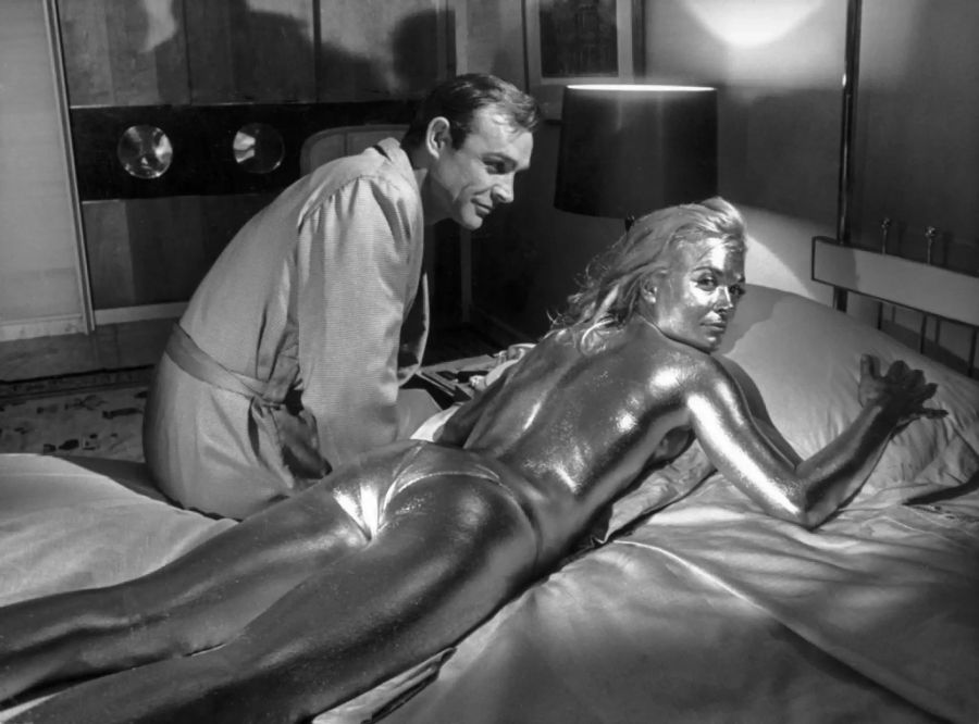 Sean Connery als James Bond und Shirley Eaton als «Goldfinger». So ist auch der Name des Steuersparmodells.