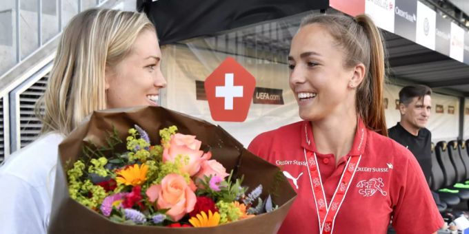 Lara Dickenmann (l.) wird vor dem Spiel gegen Litauen aus der Nationalmannschaft verabschiedet. Lara Dickenmann (l.) wird vor dem Spiel gegen Litauen aus der Nationalmannschaft verabschiedet.