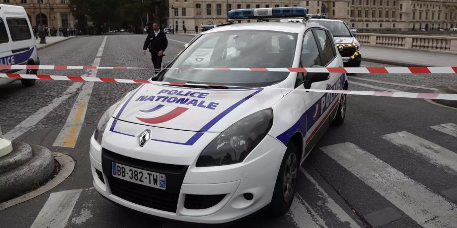 Man killed after attacking police with knife in Paris